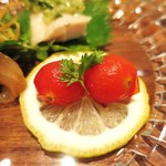 三種前菜
            ミニトマトの甘酢漬け
            蒸し鶏の葱生姜野沢菜ソース
            天然イサキのお刺身サラダ