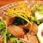 私厨房 勇 - 三種前菜
        ミニトマトの甘酢漬け
        蒸し鶏の葱生姜野沢菜ソース
        天然イサキのお刺身サラダ