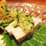 私厨房 勇 - 三種前菜
        ミニトマトの甘酢漬け
        蒸し鶏の葱生姜野沢菜ソース
        天然イサキのお刺身サラダ