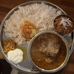 Spice Bar モンカリー - ﾓﾝｶﾘｰﾌﾟﾚｰﾄﾎﾟｰｸ大盛り、ﾁｷﾝｷｰﾏ、たまごｱﾁｬｰﾙ