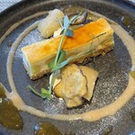 THE TENDER HOUSE DINING - りんごの入ったチーズケーキ。サバラン風かな