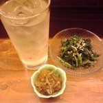 Tachinomiya - 雨の日のサービス品とレモンサワー、ほうれん草胡麻和え