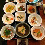 ランチ定食小鉢2品自由選択。他にも数種類あり。