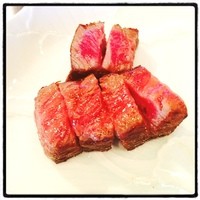 室 - サーロイン、レアで。