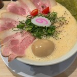 鶏そば 唆る - 料理写真:全乗せはこんなビジュアルだったなと再確認。
