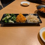 焼肉 華山 - ナムルの盛り合わせ