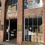 トリュフベーカリー - 時代めいた外観のお店の入り口。