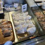 トリュフベーカリー - 賞味期限5時間以内という大変挑戦的なPOP。こういうものを見ると自分のような負けず嫌いがついつい買ってしまうのだろう。