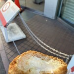 トリュフベーカリー - 帰宅途上に路上でぱくり。本当に滑らかで素晴らしいクリームでした…。