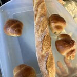 トリュフベーカリー - トレイにバゲットと塩トリュフパン、藻塩バターサンドを乗せて会計へ。