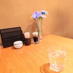 やぶ善 - 花番さん手作りのペーパークラフトで、季節ごとに飾られています。