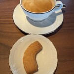 ブルガリ バー - ラテを注文、クッキーが付く。