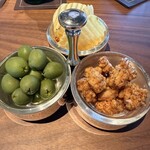 ブルガリ バー - お酒をオーダーしてないのにツマミがフリーでサーブされます。