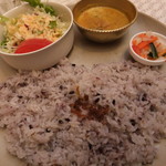 ベジタブル プラオ、サラダ、ベジタブルカリー、アチャール