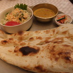 ナン、サラダ、ベジタブルカリー、アチャール