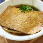 築港麺工房 - 大判きつね揚げ はみ出してます。