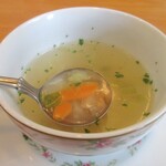 ビストロミルポア - スープは野菜が入ったコンソメタイプ