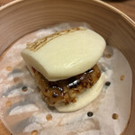 中国菜厨 エスサワダ - バーガーってもパオでフォアグラを挟む