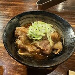 炭火焼肉 ホルモン にく式 - お通しの牛煮込み