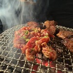 炭火焼肉 ホルモン にく式 - 飲めるロース