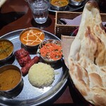 カルカッタ - Ｄランチで２種は、本日とバターチキンで辛さ普通