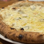 ピッツェリア トラットリア ダ オカピート - 通常のクアトロフォルマッジョに、タレッジォとプロヴォーラチーズがプラス