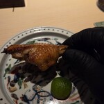 焼鳥 篠原 - 手羽先は手袋提供されて手づかみでも汚れない