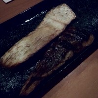石塀小路豆ちゃ 京都 - サービスで海老いもの皮を焼いたのをいただきました。塩がふってあって、おつまみにはうってこい。子どものおやつにもよさげです。美味しかった。