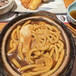 玉丁本店 八重洲店 - おうどんが硬いのが特徴ですね。半熟卵がなぜ煮え切らないのか不思議！てかすごいテクニックだと思います。
                                うちだと鍋焼きうどんしたら、半熟のままで止まりませんからー
