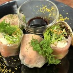 春巻き専門店 はるまきバトン - 生ハムとクリームチーズの生春巻き 赤ワインソース 800円