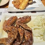 玉丁本店 八重洲店 - 手羽先最高に美味しい！
                                天麩羅は味噌煮込みに浸けていただきました。