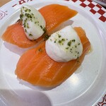 スシロー - サーモンとモツァレラ合うに決まってる❣️