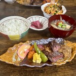 お食事処 だんらん日和 - ランチ(\2,300)　メイン：仔牛のハラミとハンバーグ