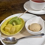 お食事処 だんらん日和 - ランチ(\2,300)　デザート：サンふじの焼きリンゴジェラート、キウイとさつまいも