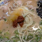 大砲ラーメン  - 赤ダレと下ろしニンニクを入れてカスタマイズ