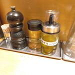 麺屋 まほろ芭 - 卓上調味料