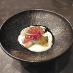 VANNO - 生牡蠣とヨーグルトソース、コンソメのジュレに紅芯大根
