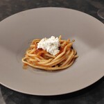 VANNO - 自家製麺パスタにトマトソース、パスタの上に山羊のリコッタチーズ