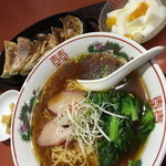 四川食府 - 夜の定食「ラーメン＋鉄板餃子」（９８０円）２０１４年１２月