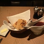 Peter Luger Steak House Tokyo - まずは、暖かいオニオンブレッドが、バターとルーガーソースと一緒に提供されます。