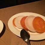 Peter Luger Steak House Tokyo - 前菜として、トマトとオニオンのルーガーソースサラダを
