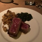 Peter Luger Steak House Tokyo - 500度で一気にジュッと表面を焼くことで閉じ込められたうまみがじわっと表面に浮き上がってきています！柔らかくふわっとしている！
