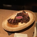 Peter Luger Steak House Tokyo - いよいよティーボーンステーキの登場！胸の高まりが抑えられない。