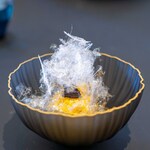 プレゼンテ スギ - 2025.12 泡・氷・焦げ・生（刻んだ生のみかん、みかんのムース、丸ごとみかん氷、焦がした陳皮、飴のフィルム）