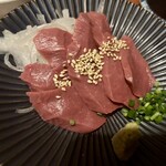 やきにくのバクロ 博多店 - ハツ刺し。新鮮だからキラキラ