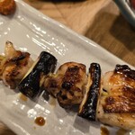 ニュー大衆居酒屋 三ぞう - 国産どりの熟成ねぎま串 もも タレ。