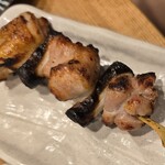 ニュー大衆居酒屋 三ぞう - 国産どりの熟成ねぎま串 もも 塩。