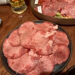 やきにくのバクロ 博多店 - 上タン。旨み歯応え抜群