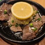 ニュー大衆居酒屋 三ぞう - 厚切り牛タン鉄板焼。