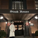 Peter Luger Steak House Tokyo - 寒い夜でしたが、これからいただくステーキへの大きな期待に、胸ワクワク！